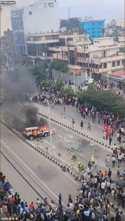 警方則以水砲、催淚瓦斯、橡膠子彈,甚至實彈鎮壓人群。醫院通報至少 17 人在加德滿都死亡,另有 2 人在東部城市伊塔哈里喪生。超過 100 人受傷,其中包括 28 名警察。 圖:翻攝自X帳號@Kshitij45__ 警方則以水砲、催淚瓦斯、橡膠子彈,甚至實彈鎮壓人群。醫院通報至少 17 人在加德滿都死亡,另有 2 人在東部城市伊塔哈里喪生。超過 100 人受傷,其中包括 28 名警察。 圖:翻攝自X帳號@Kshitij45__