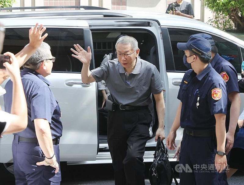 台北地方法院9日開庭審理前台北市長柯文哲涉及京華城等案。柯文哲（中）一早搭車抵達台北地院，這也是柯文哲交保後首度出庭。中央社記者郭日曉攝　114年9月9日   