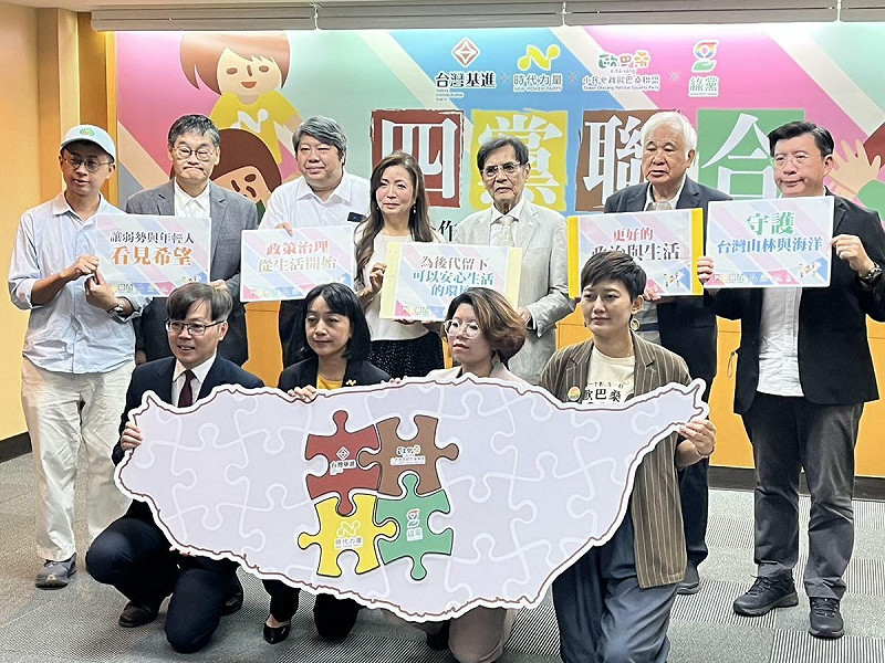 時代力量、台灣基進、小民參政歐巴桑聯盟與台灣綠黨，今（9）日舉行「四黨合作，民主升級；深耕地方，共創新局」記者會，簽署合作宣言。   圖：金大鈞／攝