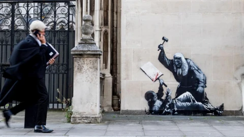 英國街頭藝術家班克斯（Banksy）的最新塗鴉出現在倫敦皇家司法院的側牆上。   圖：翻攝自Ｘ / Barry Malone