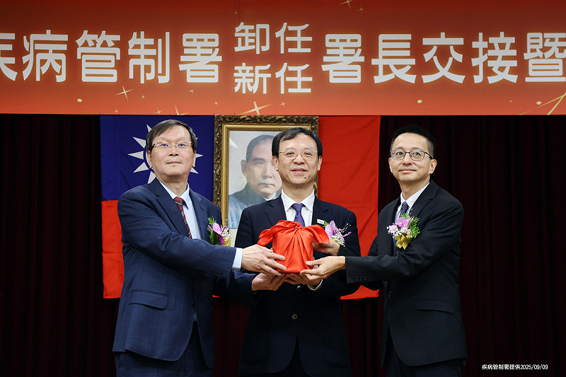 疾管署今(9)日交接,石崇良監交,莊人祥移印信予羅一鈞。 圖:疾管署/提供