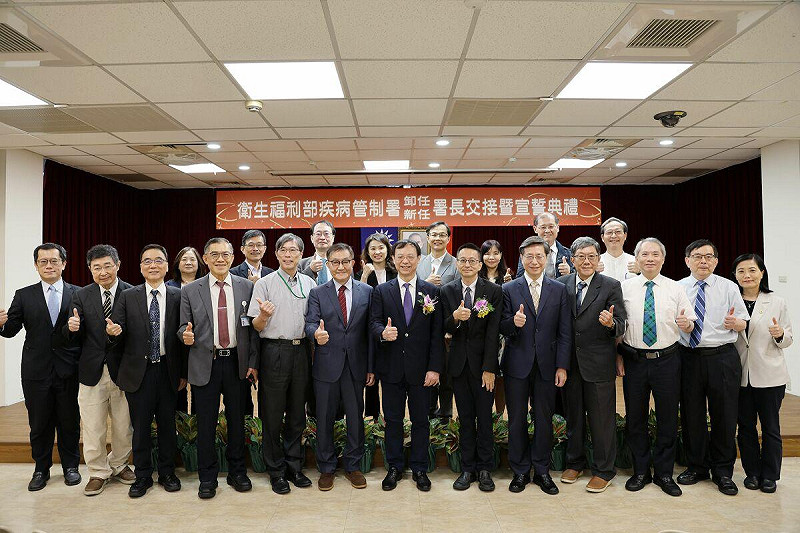 衛福部疾管署今(9)日完成新舊署長交接。由衛福部部長石崇良部長親自監交,前署長莊人祥正式將印信交給現任署長羅一鈞,與會者包括台大副校長張上淳、前署長郭旭崧等,共同見證交接。 圖:疾管署/提供