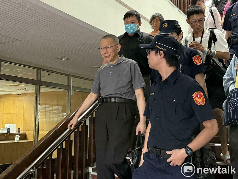 民眾黨前主席柯文哲開庭完後，面帶微笑步出北院。   圖：周煊惠 ／ 攝
