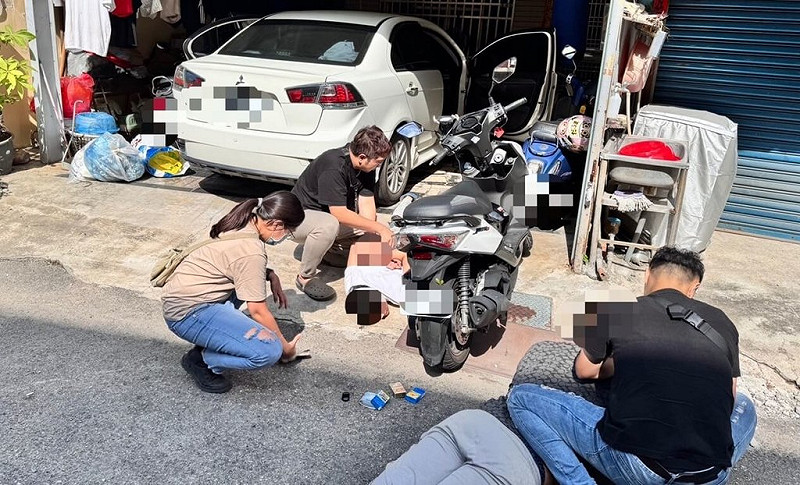 33歲葉姓男子8日上午前往位在高雄市三民區民族一路的公司上班，過程中突然遭2名男子噴灑辣椒水並搶走2個手提袋，手提袋內有新台幣500萬元、手機及平板，後續經警方追查，4名涉案嫌疑人遭逮捕，全案朝強制、強盜等罪嫌偵辦。（高雄市警察局三民第一分局提供）中央社記者張已亷傳真  114年9月9日   