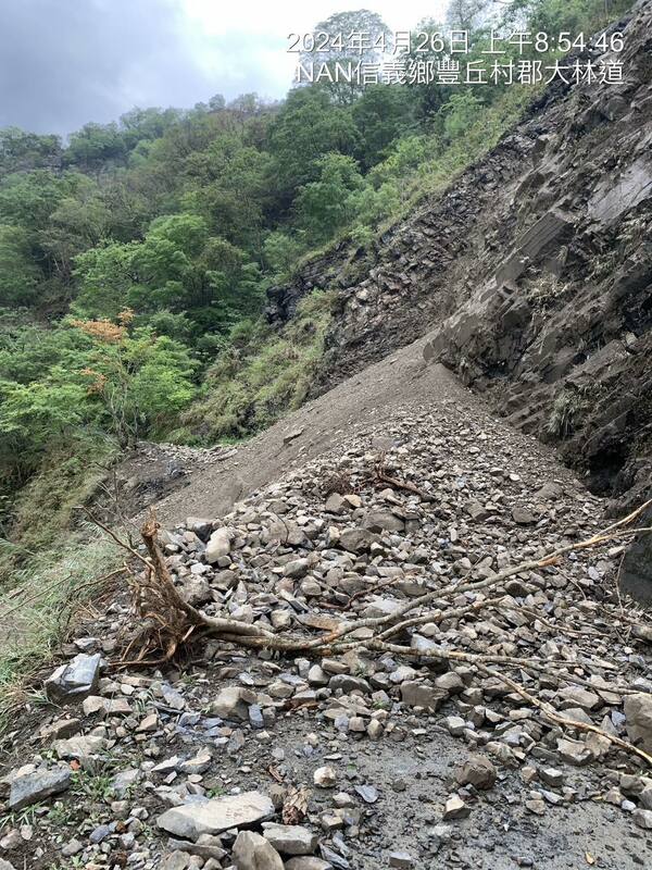 南投信義鄉攀登百岳「郡大山」的必經路徑郡大林道，其中4.7公里處在0403 地震與凱米颱風豪雨影響，發生嚴重路基流失導致交通全面中斷。（資料照）   圖：取自郡大林道臉書