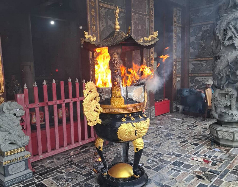 李姓男子6月4日將新北市金山區五谷宮供奉的15尊神像搬下神殿後，將神像丟入香爐，並以打火機引燃焚燒（圖），李男在基隆地方法院審理時，辯稱已獲得神明同意，法官審理後，判李男6月徒刑及監護1年。（讀者提供）中央社記者王朝鈺傳真 114年9月9日   