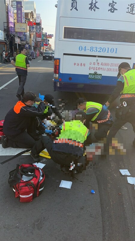 劉姓客運司機於民國113年2月1日行駛彰化縣溪湖鎮一處路口，撞上行人穿越道一對老夫妻，造成1死1重傷，彰化地方法院近日將肇事司機依犯過失致死罪處6月刑期，緩刑2年。（民眾提供）   