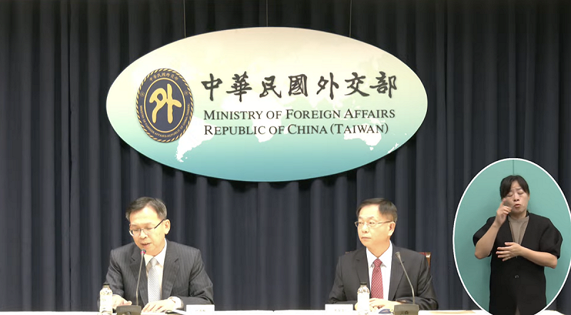 「2025年『聯合國』（UN）暨『國際民航組織』（ICAO）推案記者會」，外交部常務次長葛葆萱（右）及交通部常務次長林國顯（左）出席。   圖：翻攝自外交部YT