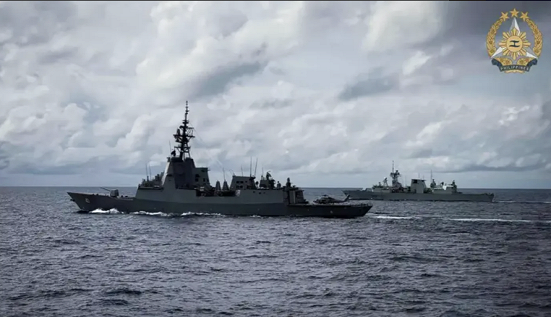 澳洲驅逐艦「布里斯本號」(HMAS Brisbane)與加拿大巡防艦「魁北克市號」(HMCS Ville de Québec)攜手通過台灣海峽,挑動中國敏感神經。 圖:擷取自《騰訊網》 澳洲驅逐艦「布里斯本號」(HMAS Brisbane)與加拿大巡防艦「魁北克市號」(HMCS Ville de Québec)攜手通過台灣海峽,挑動中國敏感神經。 圖:擷取自《騰訊網》