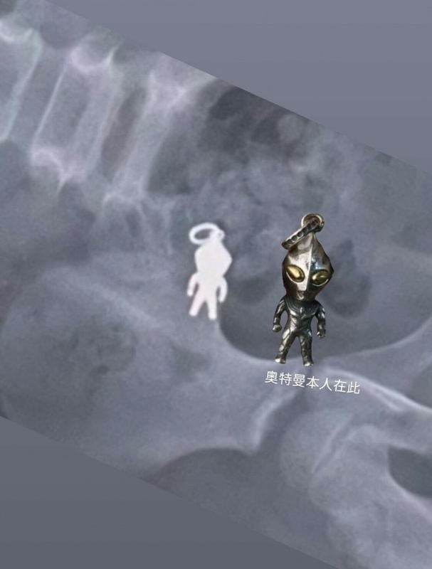 網友將真的奧特曼吊飾合成其中，並笑稱「奧特曼本人在此」。   圖：翻攝自Threads