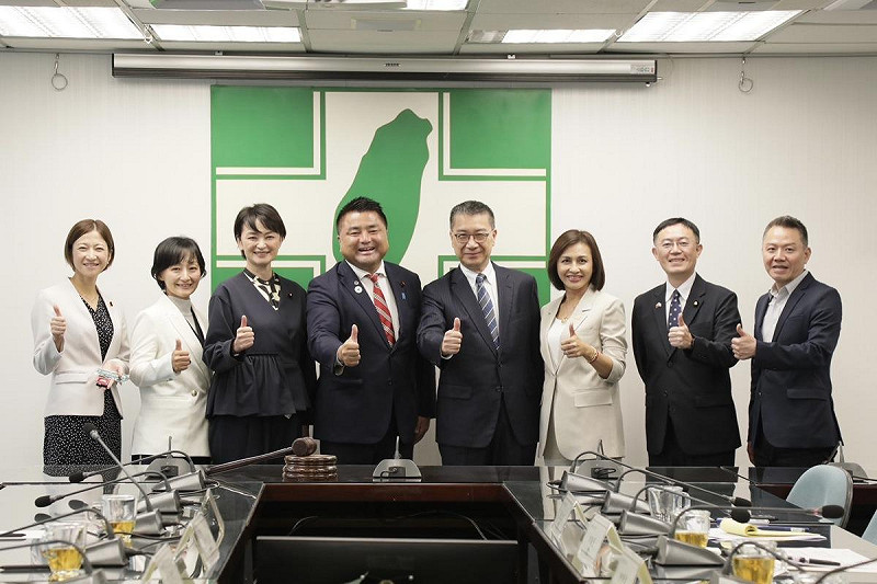 徐國勇、邱議瑩、李坤城於民進黨接見日本立憲民主黨眾議員太榮志、吉田晴美、酒井菜摘及大築紅葉。   圖：民進黨提供