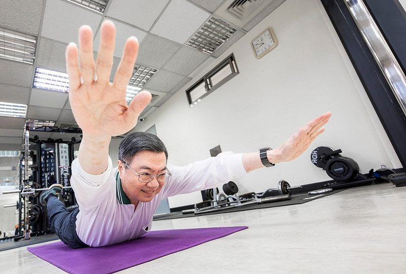 行政院長卓榮泰在臉書貼出自己徒手鍛鍊、踢足球等多張運動照片。   圖：擷自卓榮泰臉書粉專