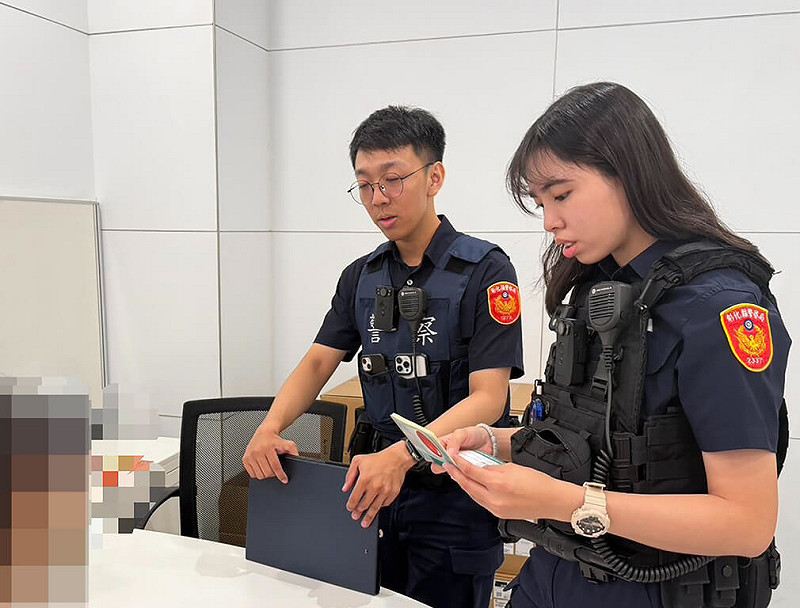 彰化縣一名女子到銀行要提領新台幣40萬元，卻對行員及員警說詞反覆，員警查看女子手機對話紀錄後確認對方是詐騙，女子才得知掉入假投資陷阱。（警方提供）中央社記者鄭維真傳真　114年9月9日   