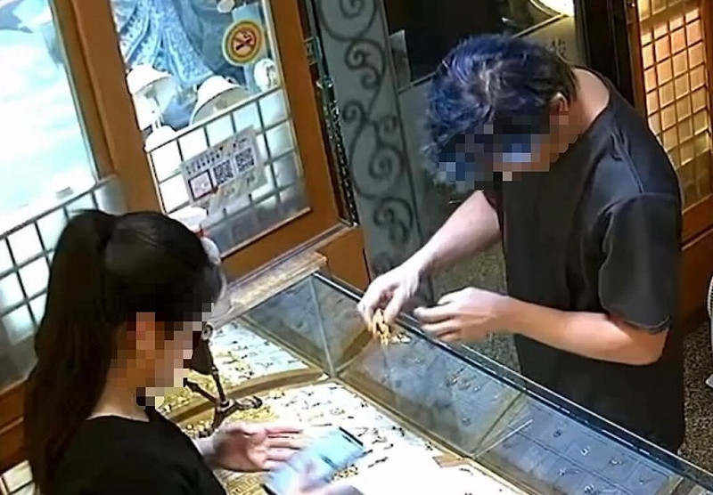 40歲馬來西亞籍溫姓男子（右）逾期停留，8日晚間到新竹市間銀樓佯稱要購買金項鍊，趁老闆不注意順勢拿取桌面上的金項鍊後逃逸，警方獲報後調閱監視器畫面分析逃逸路線，在桃園一間旅館成功逮人送辦。（警方提供）中央社記者魯鋼駿傳真  114年9月9日   