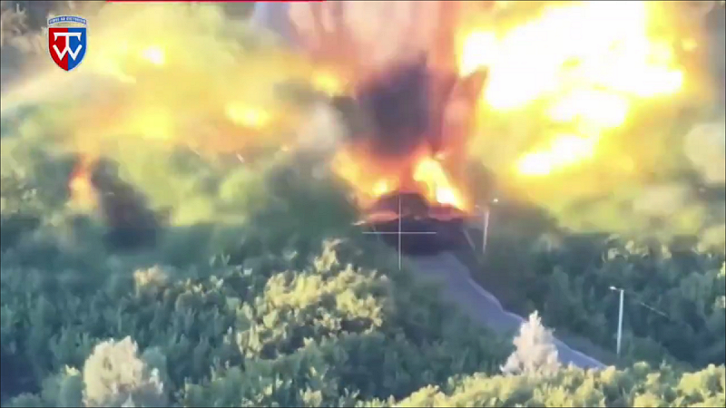 烏軍第 58 摩托化旅及支援部隊利用配備光纖導引的 FPV 無人機，摧毀了兩座位於被佔領區內的橋樑。   圖:翻攝自影片