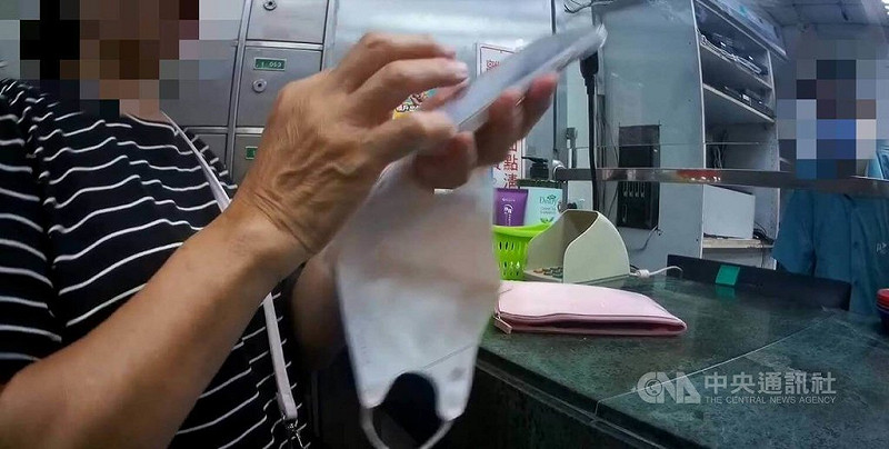 台中1名婦人（左）日前在網路認識自稱「高級體重管理師」的男網友，兩人聊得投緣她還認對方「乾兒子」，婦人到郵局要匯款新台幣10萬元購買，行員發現有異報案。（翻攝照片）中央社記者蘇木春傳真 114年9月9日   
