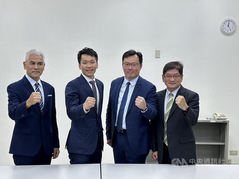 拿下2面奧運羽球金牌的李洋(左2)9日正式走馬上任,接下運動部長一職。圖為李洋與運動部3名次長鄭世忠(右2)、黃啟煌(左)及洪志昌(右)合影。中央社記者黎建忠攝 114年9月9日