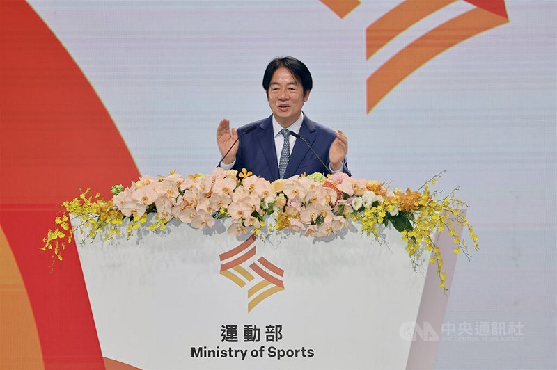 運動部9日在台北掛牌成立，總統賴清德在運動部揭牌暨布達典禮上致詞時表示，打造運動生態鏈，讓每名選手在不同階段持續貢獻，實現夢想，也在國際舞台為國爭光，凝聚全國民眾，且退役後仍持續貢獻體壇，圖為賴清德致詞時為台灣體育鼓掌加油。中央社記者王飛華攝　114年9月9日   