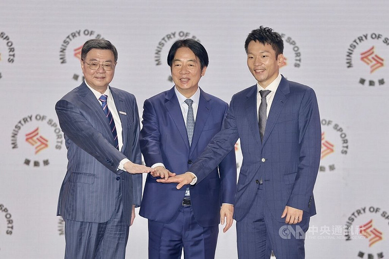 運動部9日在台北掛牌成立,總統賴清德(中)、行政院長卓榮泰(左)與首任部長李洋(右)在運動部揭牌暨布達典禮上疊手合影。中央社記者王飛華攝 114年9月9日