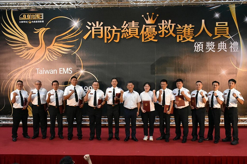 內政部消防署9日選在99救護日表揚79名績優救護人員，包括為救溺水者殉職的消防員吳恩碩，由吳恩碩遺孀（右6）代表受獎。（消防署提供）中央社記者黃麗芸傳真  114年9月9日   