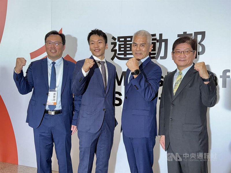 運動部揭牌暨布達典禮9日在國立台灣大學綜合體育館登場，首任部長李洋（左2）與次長鄭世忠（左）、黃啟煌（右2）及洪志昌（右）合影。中央社記者王飛華攝　114年9月9日   