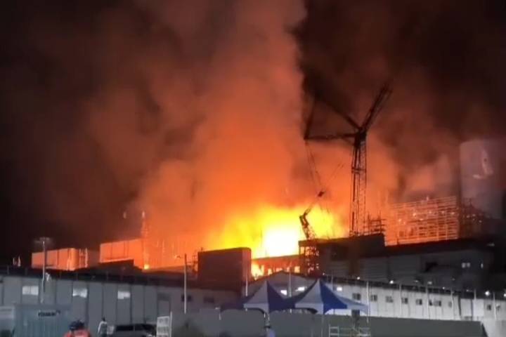 興達火力發電廠二廠天然氣新建工地驚傳爆炸，現場大量火光衝出。   圖：民眾提供