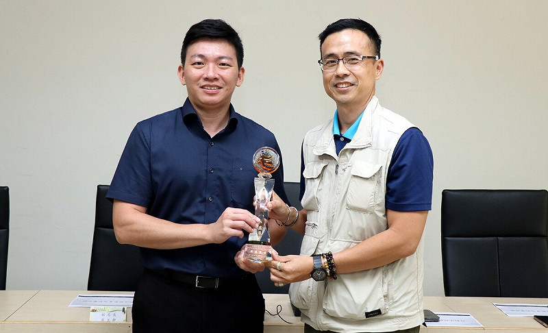 高雄市榮獲全民國防教育績優單位，教育局校安室主任黃哲彬(右)代表獻獎給吳立森(左)。   圖：高雄市教育局/提供
