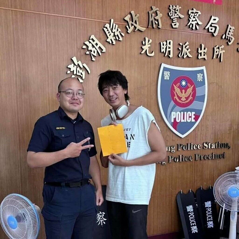 前信樂團主唱、藝人蘇見信（右）在澎湖拍戲，日前意外掉了皮包，馬公警方通知他到派出所領回；蘇見信感謝民眾拾金不昧，並盛讚「澎湖警察好有人情味」。（馬公分局提供）中央社　114年9月10日   