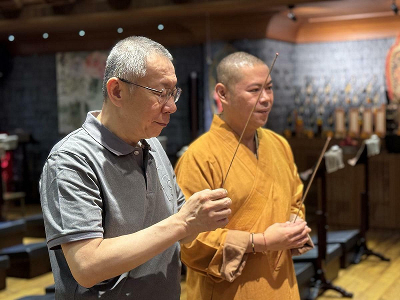 民眾黨前主席柯文哲今前往桃園宏願大千世界,祭拜柯爸牌位,忍不住落淚。 圖:讀者 / 提供
