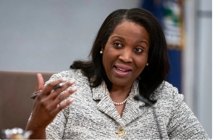 先前身陷罷免風波的聯準會（Fed）理事麗莎．庫克（Lisa Cook）。   圖 : 翻攝自央視新聞