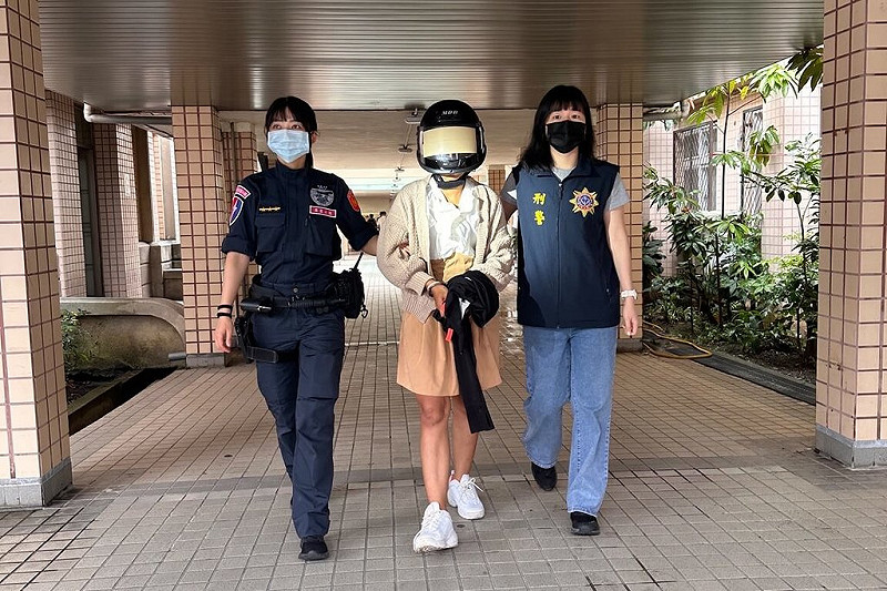 航空警察局專案小組調查發現，泰國籍遊客（P女，化名）（中）搭機來台，因家中財務狀況不佳，警方研判是遭販毒集團利誘以旅遊名義攜毒來台，企圖以「假觀光真運毒」方式躲避查緝，但P女卻辯稱是幫忙友人攜帶來台，未收取報酬，企圖以此規避刑責。（航空警察局提供）中央社記者吳睿騏桃園機場傳真　114年9月10日   