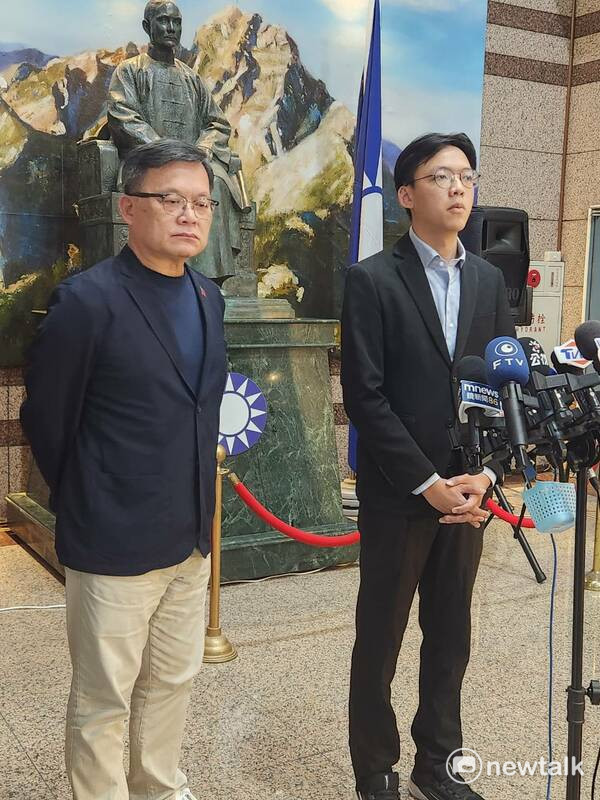 國民黨文傳會主委林寬裕、副發言人康晉瑜，回應鄭麗文批評黨內無人聲援遭羈押黨工的指控。   圖：黃建豪/攝