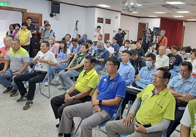 台電於永安區公所辦理說明會，里長與居民到場聆聽。   圖：高雄市經發局/提供