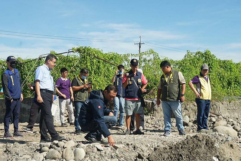 高雄市政府強調持續與檢警合作,共同查處盜採土石違法。 圖:高雄市經發局/提供