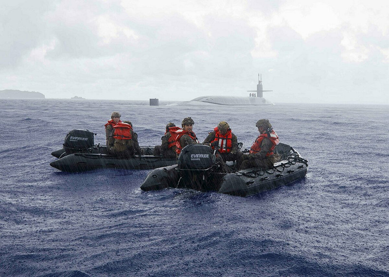美國海軍第七艦隊罕見曝光海軍陸戰隊員利用潛艦搭載，進行戰鬥偵察訓練照片。   圖：翻攝「X」@US7thFleet