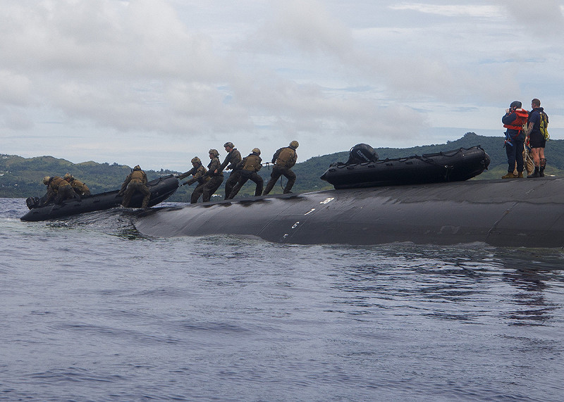 美國海軍第七艦隊罕見曝光海軍陸戰隊員利用潛艦搭載，進行戰鬥偵察訓練照片。   圖：翻攝「X」@US7thFleet