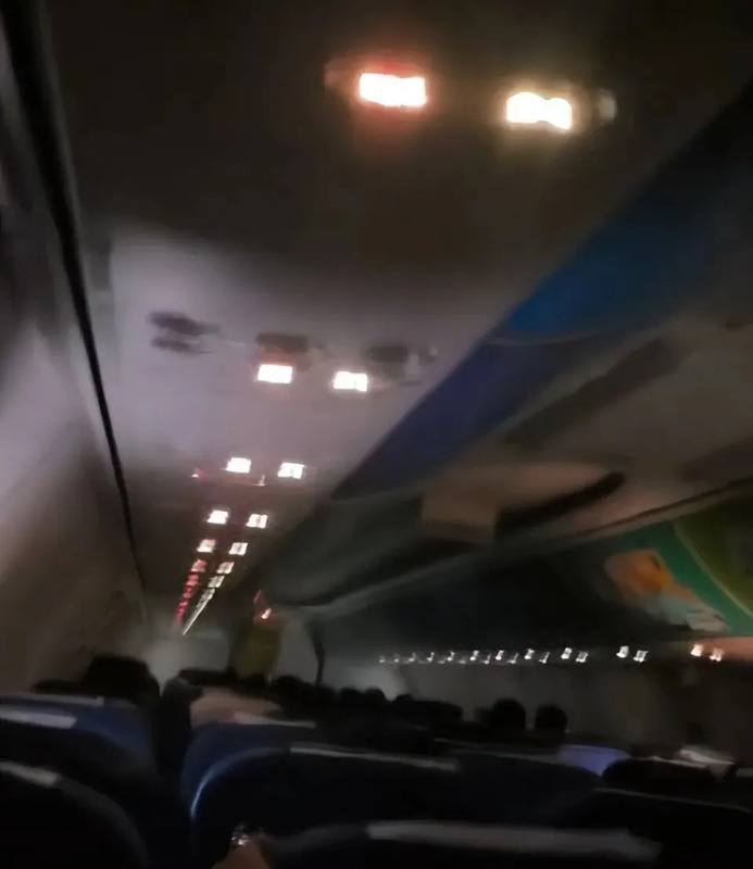 中國南方航空CZ3791班機(珠海飛太原)在空中遭遇劇烈氣流顛簸,機艙內驚呼聲不斷。 圖:翻攝自 騰訊新聞@每日經濟新聞