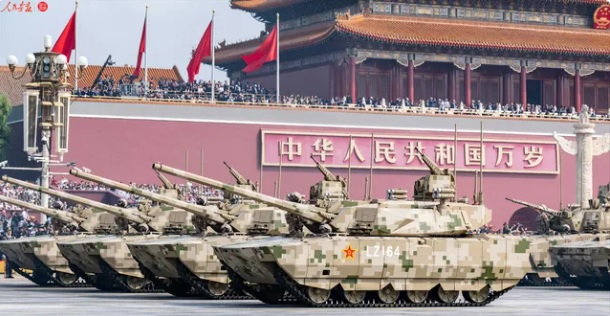中國透過「九三閱兵」的機會，對外公開展示多款已經在解放軍服役的新型裝備，其中就包含「 100 式主戰坦克」的第四代坦克。   圖：翻攝自 騰訊網 海事先鋒