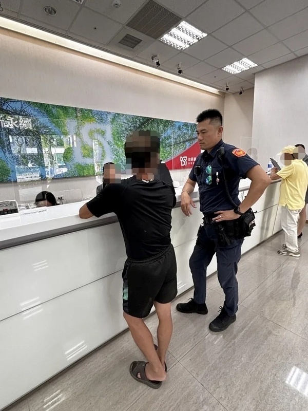 李男看抖音打算投資「抗癌新藥」，員警與行員苦勸才打消念頭。   圖：警方提供