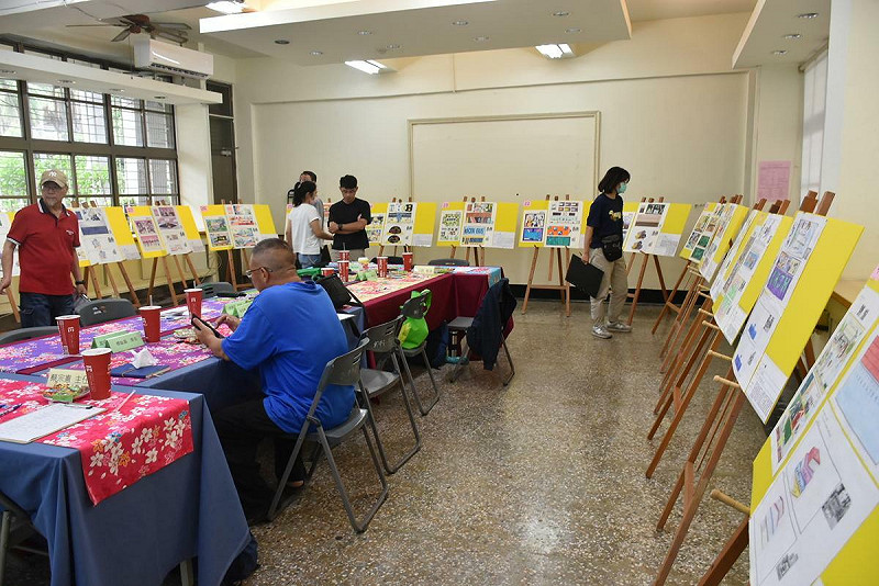 專業評審對學生作品進行公正評分。 圖:高市光華國中/提供