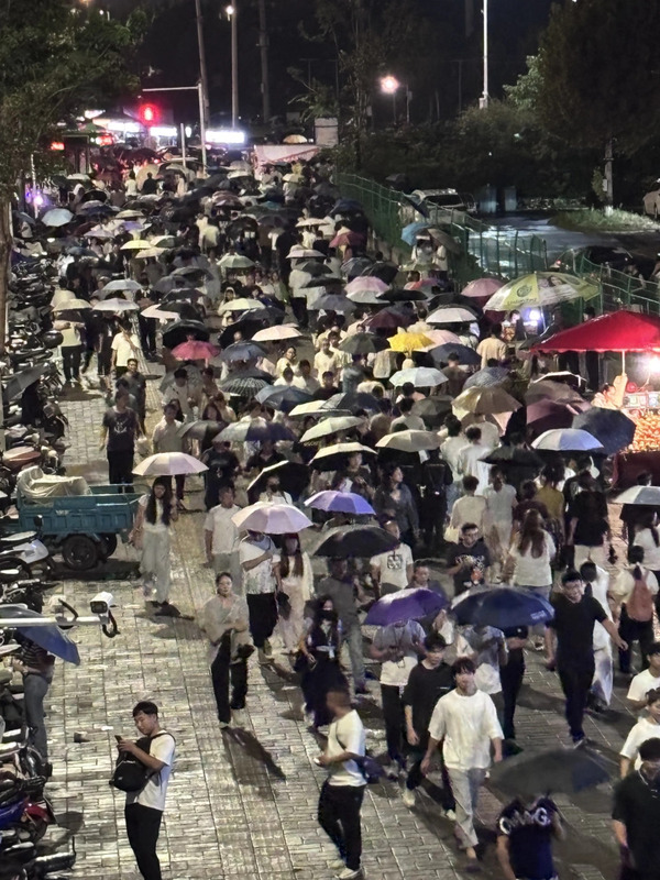 中國鄭州的富士康招募中心門口在蘋果發佈會前三日便開始湧現應聘人潮。 圖:翻攝自 界面新聞 中國鄭州的富士康招募中心門口在蘋果發佈會前三日便開始湧現應聘人潮。 圖:翻攝自 界面新聞