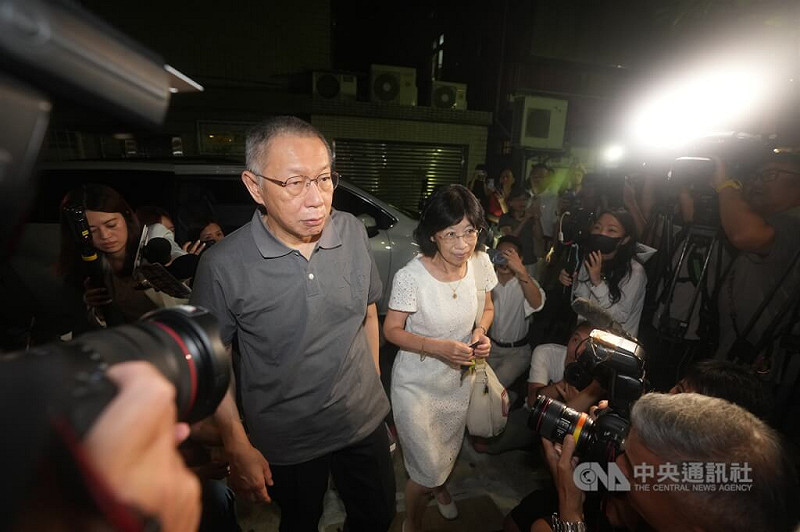 柯文哲涉及京華城等案聲請具保停押，獲台北地方法院裁定新台幣7000萬元交保。8日柯文哲（前左）離開北院後趕回新竹老家，晚間再和妻子陳佩琪（前右）一起回到台北戶籍地。中央社記者徐肇昌攝 114年9月8日   