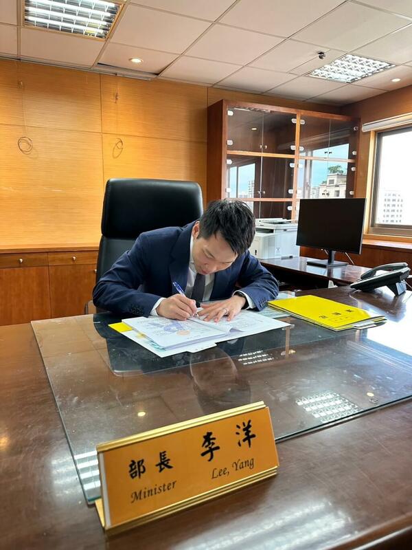 運動部部長李洋10日簽署第1份公文推行每天運動30分鐘政策。（圖取自facebook.com/leeyang0812）   