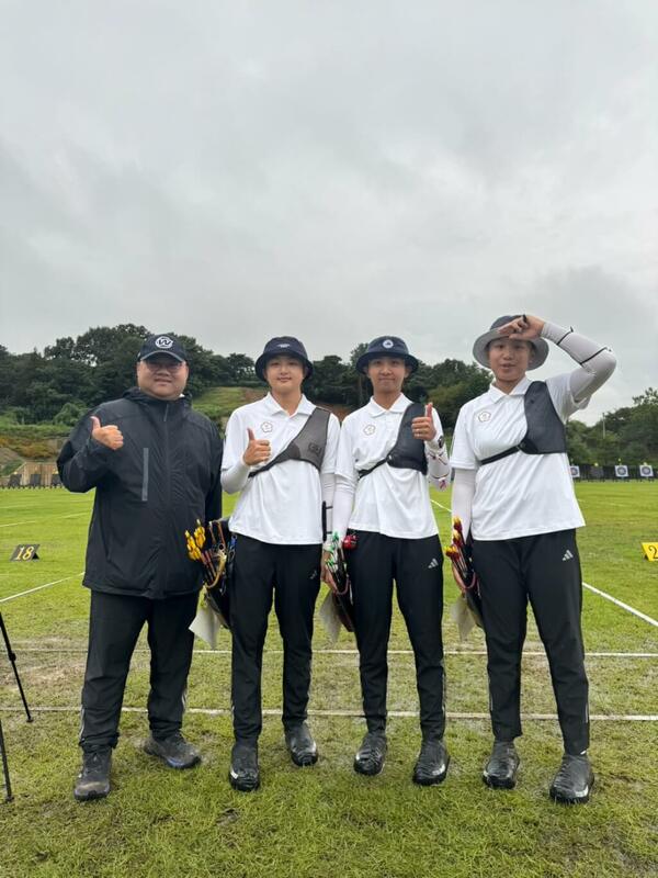 2025世界射箭錦標賽台灣反曲弓女團由邱意晴（右2）、許芯慈（右1）、李采璇（左2）組成。左1為教練吳英男。（總教練廖健男提供）   
