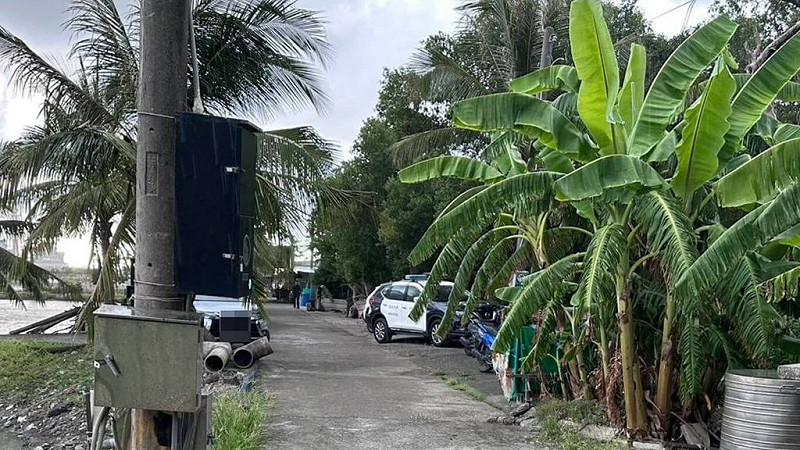陳姓男子10日到高雄市茄萣區某魚塭準備餵魚時，發現79歲父親倒臥工寮內且手中握有電線、呼喚無回應。通報警消求助後，經救護人員到場評估，確認陳父已無生命跡象，初判為意外觸電死亡，後續將報請檢方相驗，以釐清死因。（高雄市政府警察局湖內分局提供）中央社記者張已亷傳真  114年9月10日   