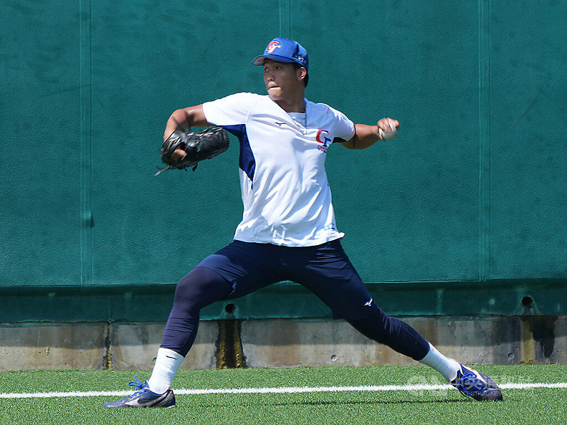 U18世界盃棒球賽台灣隊挺進超級循環賽，10日休兵日選手積極練習備戰，左投劉任右（圖）場上熱身傳球。中央社記者徐肇昌沖繩攝 114年9月10日   