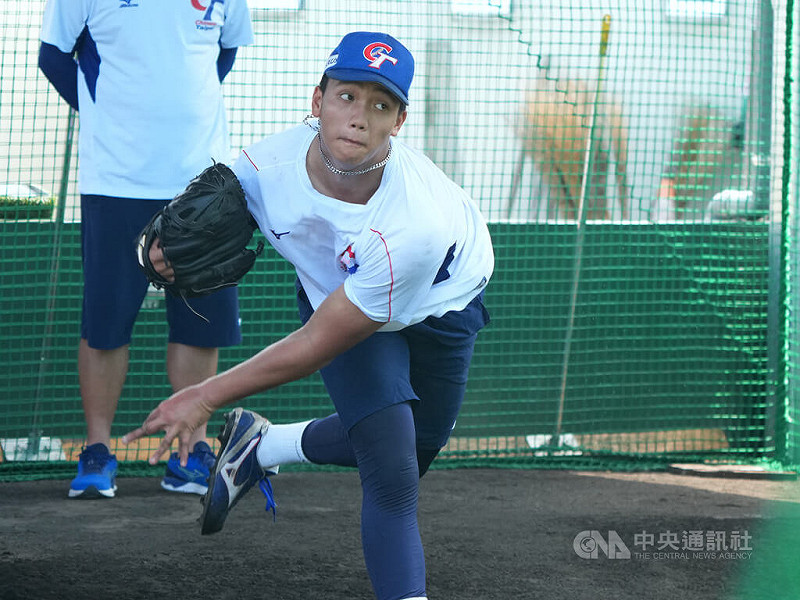 U18世界盃棒球賽台灣隊超級循環賽首戰將在11日登場,面對韓國隊,台灣將派出左投劉任右(圖)先發。他10日受訪表示,責任很大、當然會有壓力,但緊張還是得丟球,想辦法享受緊張感。中央社記者徐肇昌攝 114年9月10日