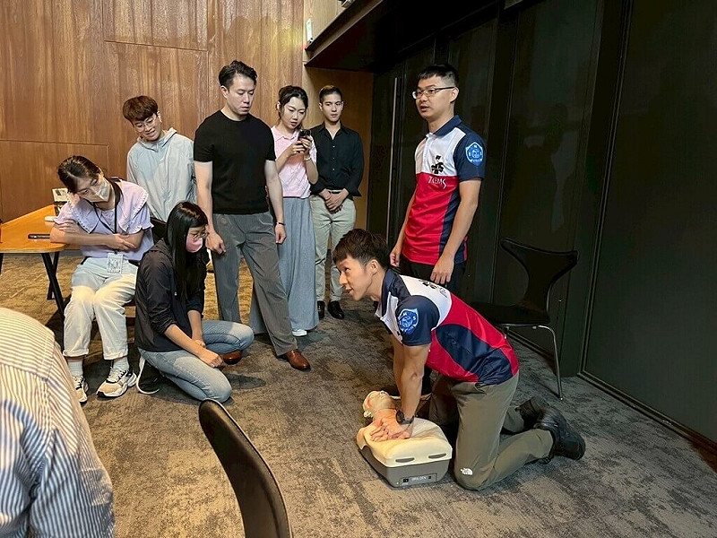 台中市消防局與中陽集團共同成立企業義消分隊，不僅是台中義消體系的重要里程碑，更象徵公私協力守護城市安全的新典範。圖為急救訓練課程情形。（台中市消防局提供）中央社記者蘇木春傳真  114年9月10日   