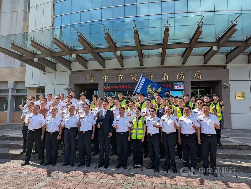台中市消防局攜手企業,10日在消防局大樓共同舉辦「企業義消分隊成軍典禮」,會中完成授旗及頒發聘書儀式。中央社記者蘇木春攝 114年9月10日
