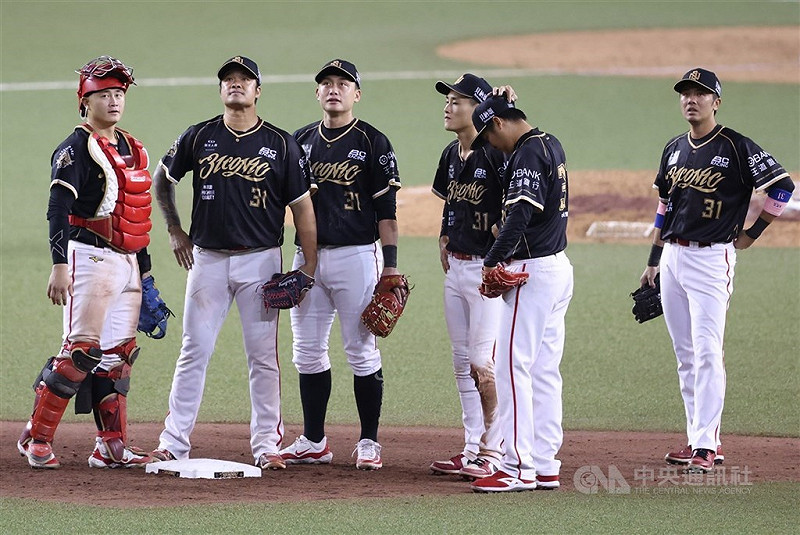 中職味全龍隊林智勝（左2）已經在7日引退，蔣少宏（左1）10日表示，林智勝開轟之後就止不住淚水，甚至在換到自己打席時，還因為淚水看不清楚。（中央社檔案照片）   